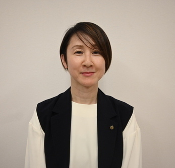 写真：教育委員　阿部　麻衣子（あべ　まいこ）