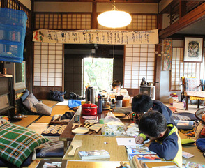 写真：長屋での子どもたちの様子