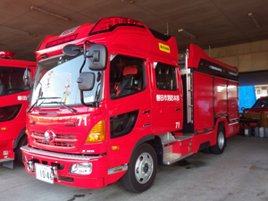 写真：水槽付消防ポンプ自動車(すいそうつきしょうぽんぷぼうじどうしゃ)・化学車(かがくしゃ)