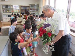 写真：花束の贈呈の様子1