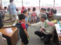 写真：花束の贈呈の様子2