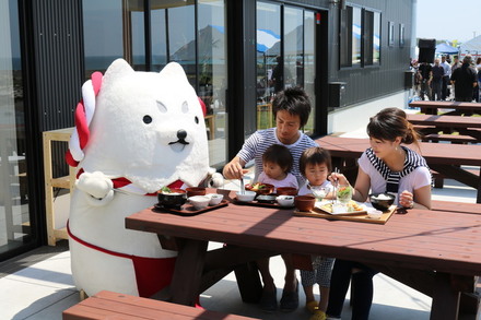 写真：渚の交流館で食事を楽しむ家族