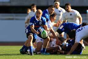 写真：ボールをつかみ走り出す選手