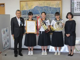 写真：吹奏楽部員と教育長（正面）