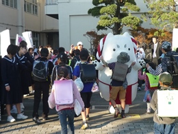 写真：ハイタッチ運動の様子