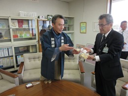 写真：虎岩さんと教育長