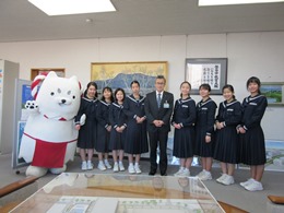 写真：合唱部（2年生）と教育長