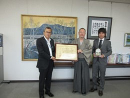 写真：教育長と学校法人龍の子学園理事長の座光寺明さんと座光寺敦士さん（正面）