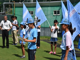 写真：選手へ応援の言葉を伝える児童