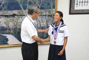 写真：後藤さんと教育長