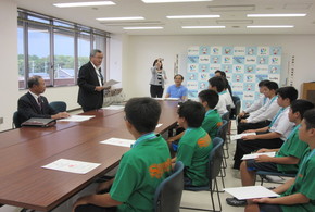 写真：教育長と体育協会会長と選手たち