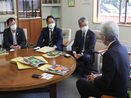 写真：経緯について話している様子