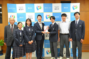 寄附金贈呈式（豊田東地区まちづくり協議会・豊田中学校地域貢献活動リーダー）