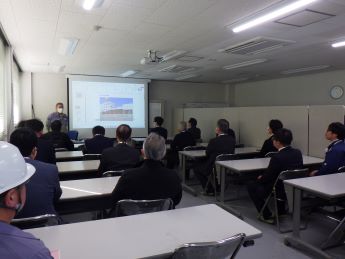 視察研修　説明の様子